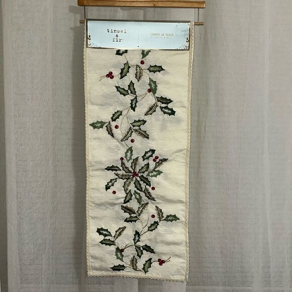 tinsel & fir Ivory Green Red Embroidered Christmas Winter Berry Table Runner - Picture 6 of 11